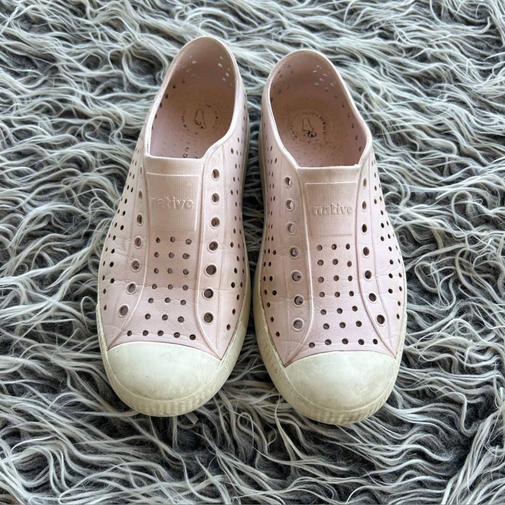 Native Jefferson Light pink Shoes Size J 4 slip-on waterproof big kids.